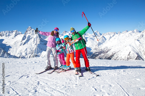 rodzina w ośrodku narciarskim alpin