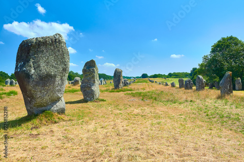 Vista del Alineamiento Megalítico de Menhires de Menec en el Yacimiento Prehistórico Neolítico y Celta de Carnac, Morbihan, Bretaña, Francia