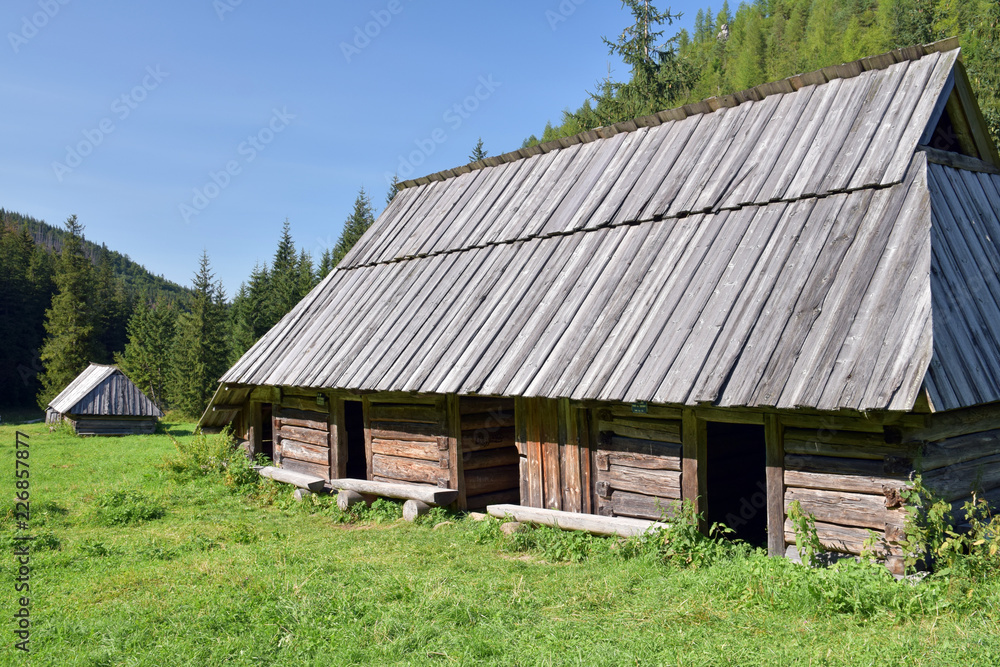 Cabane traditionnelle de montagne au fond de la Vallée du Jaworzkynka