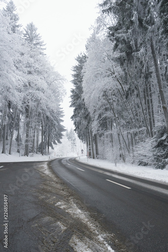 Schwierige Winter Strassen Verhältnis mit nassem Schnee auf der Fahrbahn