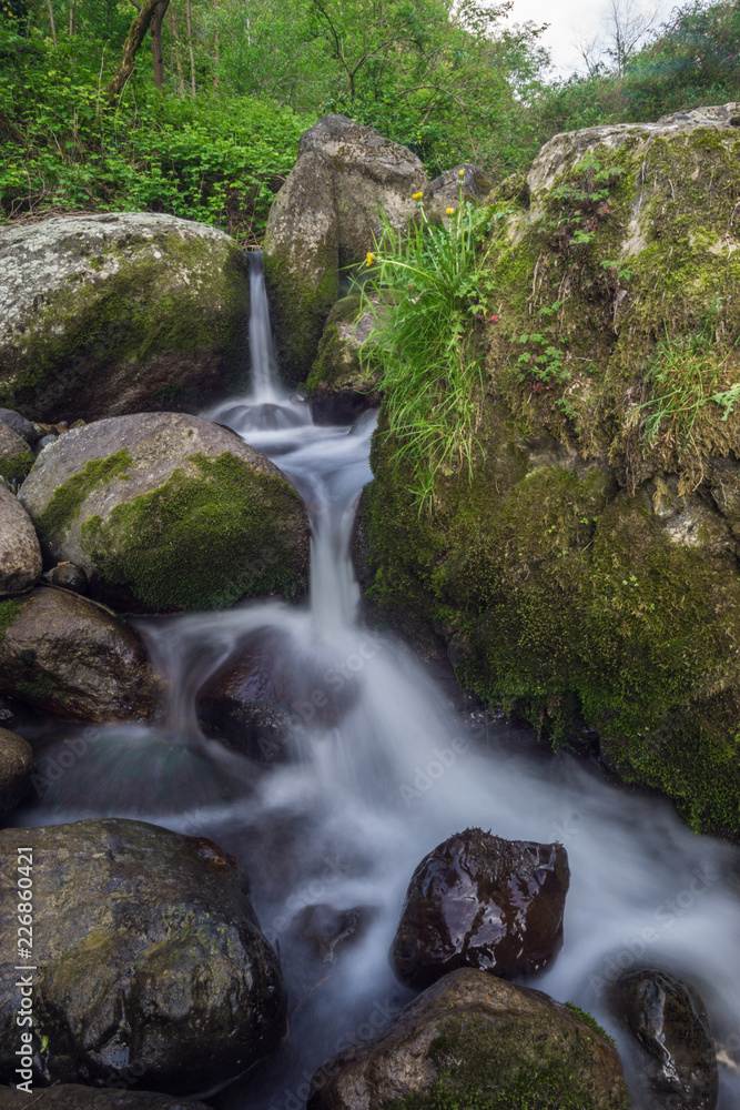 Langzeitbelichtung im Bach am Wasser
