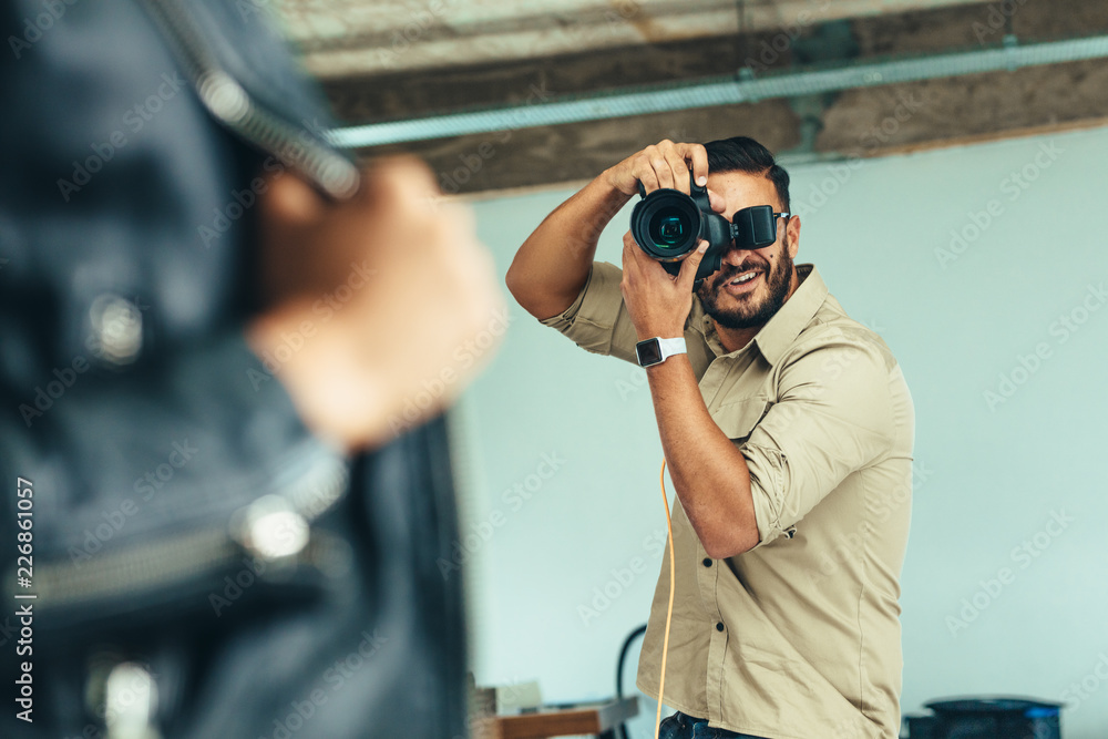 Obraz premium Photographer taking photographs of a model