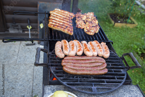 Приготовление вкусных колбасок и мяса на гиле.Горизонтально.