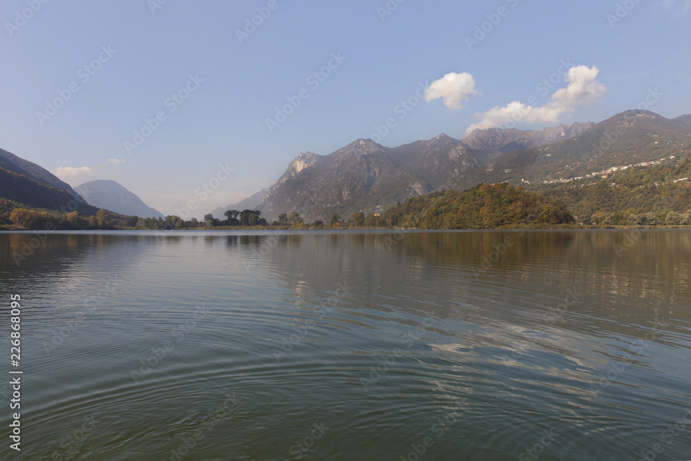 in mezzo al lago guardando verso le cime al confine con la svizzera