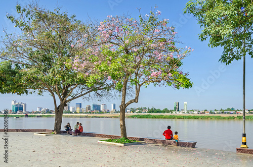 Fotografia Preah Sisowath Quay, a public promenade on the bank of the Mekong River in Phno