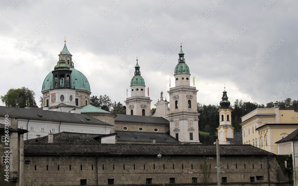 Fototapeta premium Salzburger Dächer mit Blick auf den Dom.