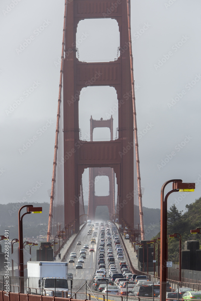 Fototapeta premium Traffic on the Golden Gate