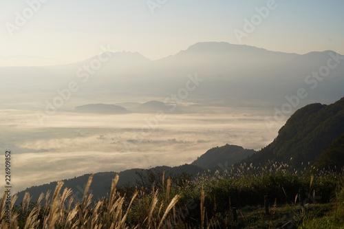 日の出後の雲海に浮かぶ阿蘇町の風景