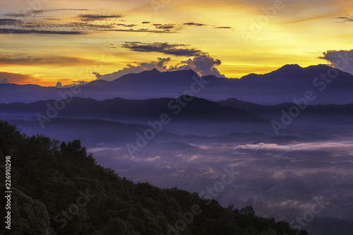 Fototapeta Naklejka Na Ścianę i Meble -  Mountains and fog in the south of Thailand.
