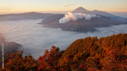 fantastische Aussicht auf Vulkane im Morgenlicht im Bromo-Tengger-Semeru National Park in Java photo