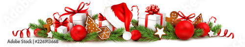 Weihnachtsschmuck mit Geschenken, Lebkuchen, Nikolaus Mütze, Weihnachtskugeln und Tannenzweige - Banner