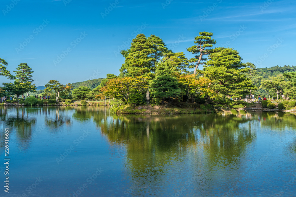 Obraz premium Kasumigaike pond. Horai island (Horai-shima) at Kenrokuen Garden