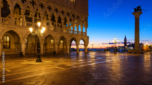 Piazza San Marco at sunrise, Vinice, Italy. Doges Palace (Palazzo Ducale) on Saint Mark square at sunrise, Venice, Venezia, Italy, Europe © daliu