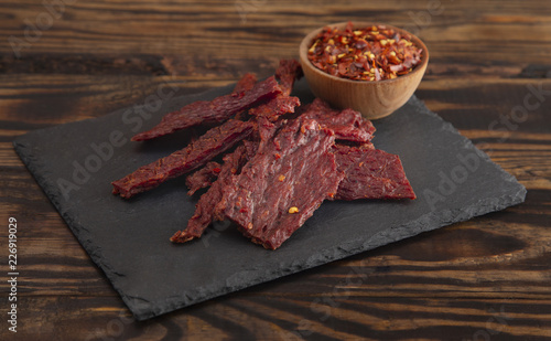Foto Pile Hot and Spicy Beef Jerky with Red Pepper Flakes