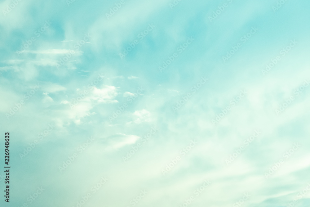 Obraz premium Gentle blue sky with soft, wispy clouds, creating a peaceful and minimalistic atmosphere. Ideal for nature, sky, and background themes in design projects.
