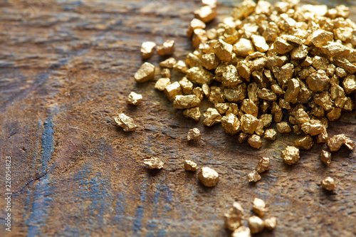 Konstfotografi Mound of gold on a old wooden work table