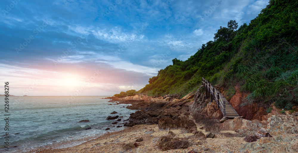 Obraz premium The wooden walkway beside the rock beach at Khao Laem Ya Mu Ko Samet National Park