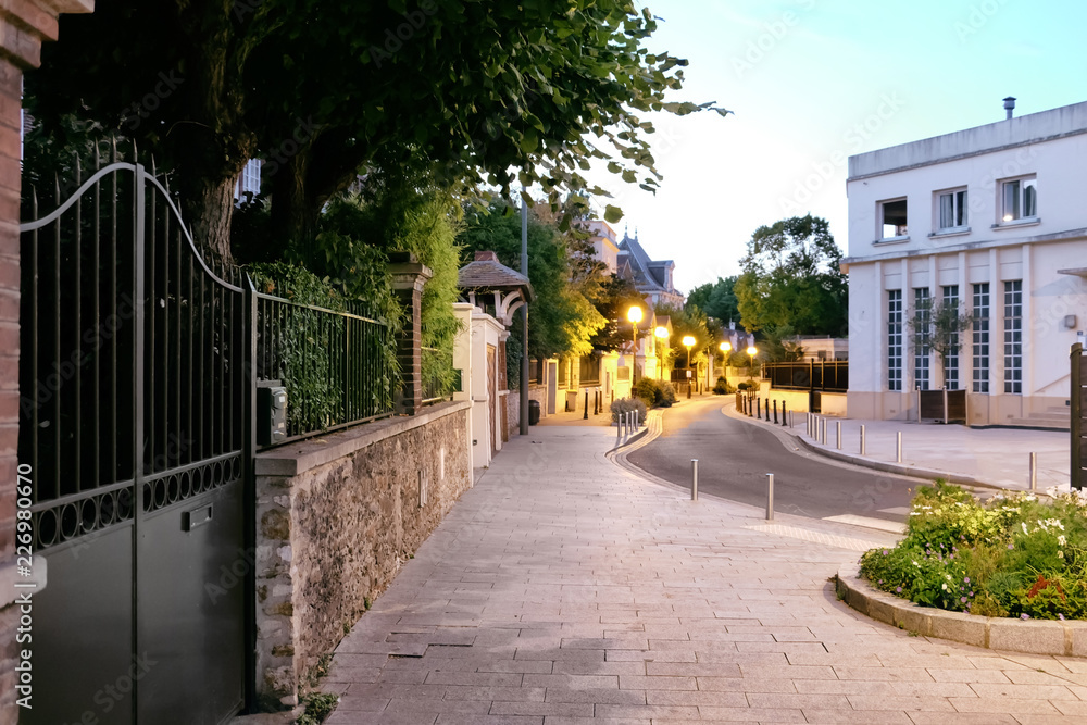 Obraz premium Beautiful view of city street in evening