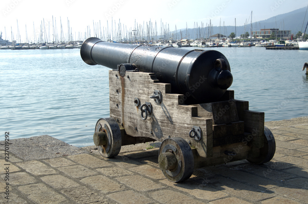 Uno dei vecchi cannoni utilizzati per la difesa del porto.