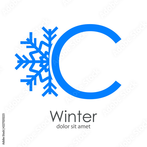 Logotipo letra C azul con estrella de frío en exterior