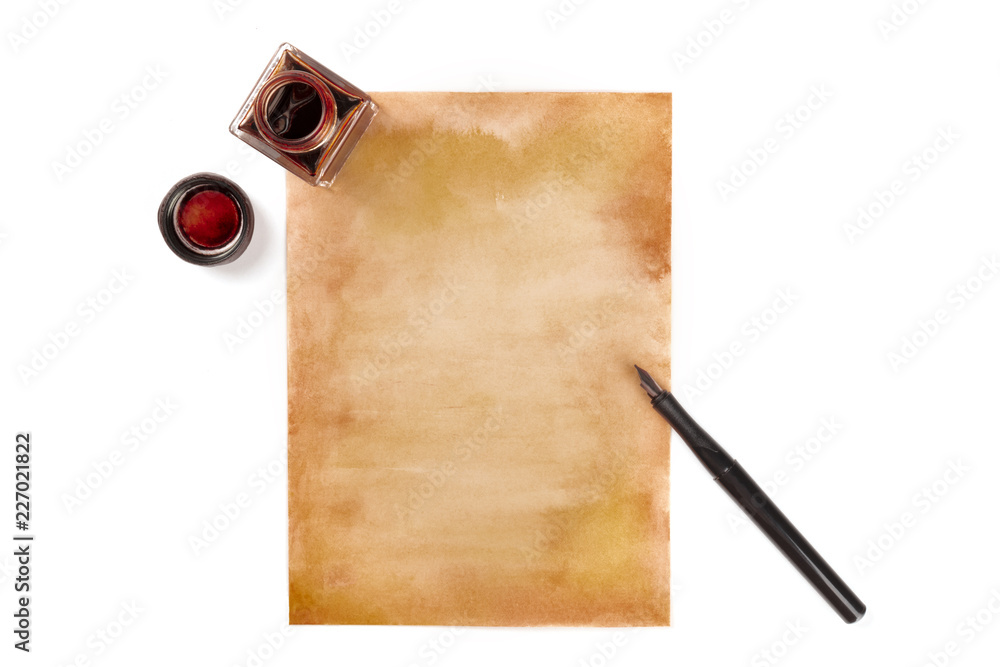 Φωτογραφία An overhead photo of an ink well with a piece of old paper and an ink pen, shot