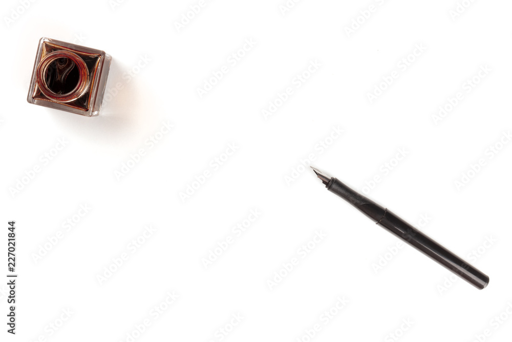 Φωτογραφία An overhead photo of an ink well and an ink pen, shot from above on a white back