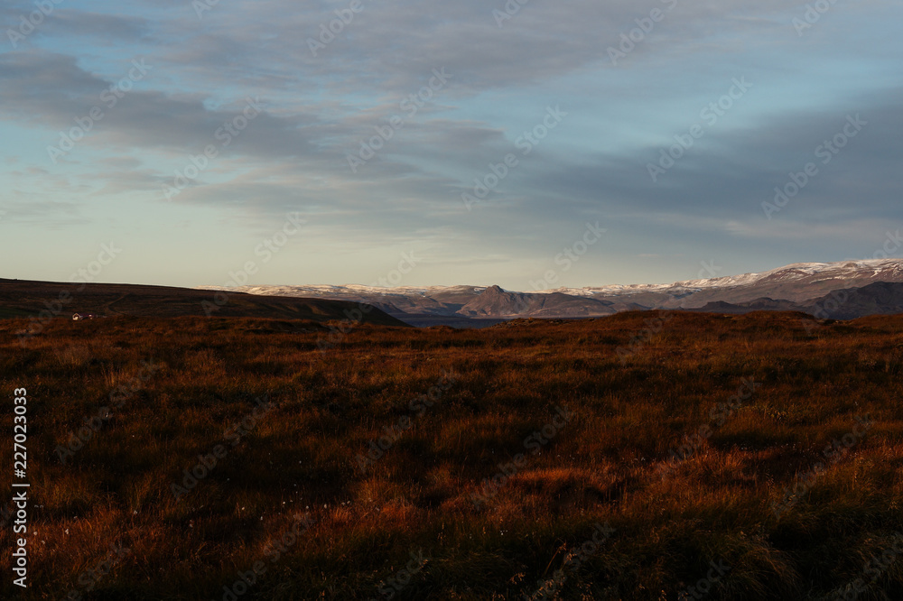 Landschaft im Abendrot mit verschneiten Bergen in Island