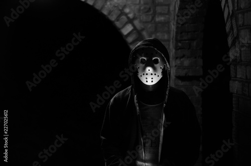 Konstfotografi man in hockey mask at night. black and white photo for halloween