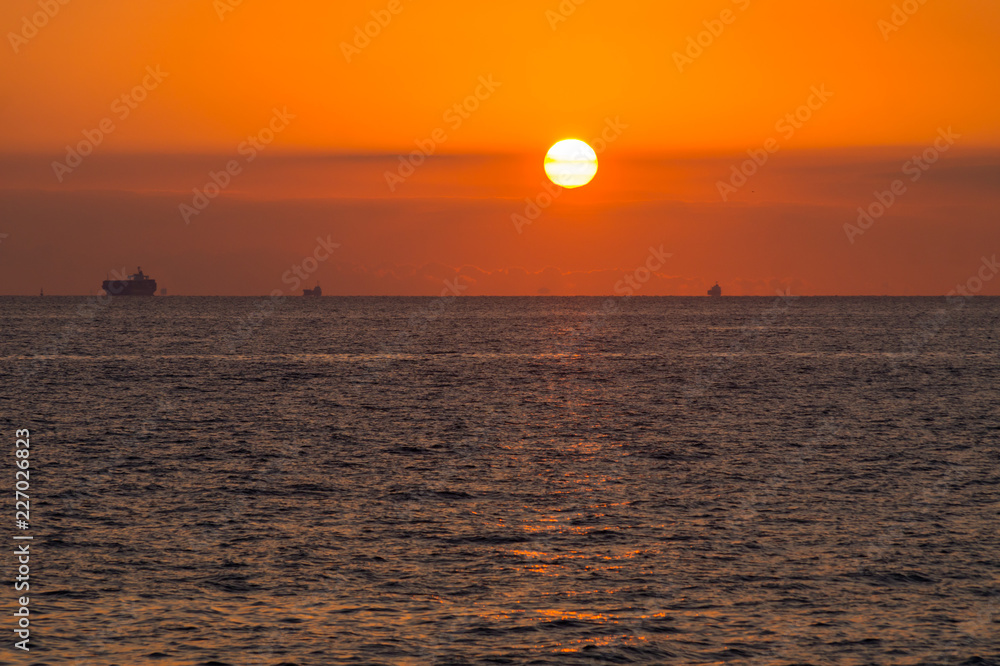 朝日昇る海