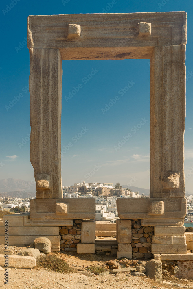 Portara na wyspie Nakxos z widokiem na Horę