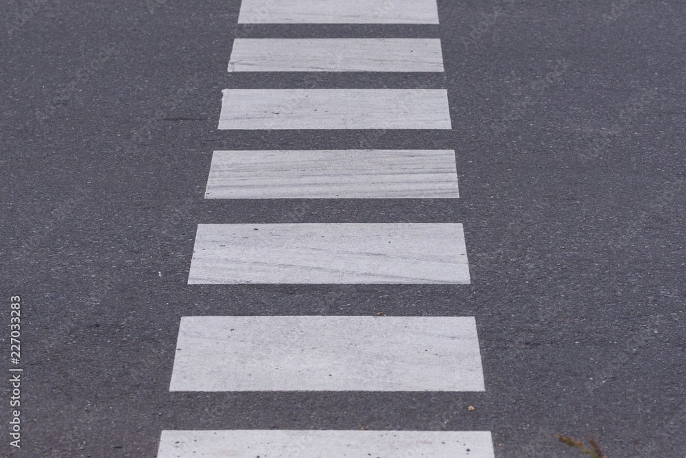 Fahrbahnmarkierung auf einer Strasse Fahrbahnmarkierung auf einer Strasse