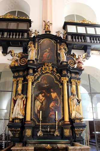 Innenraum der Basilika St. Michael in Mondsee im Salzkammergut. photo