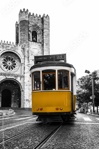 Naklejki na drzwi Czarno-białe zdjęcie z kolorowym tramwajem
