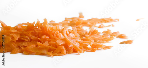 Detalle de ralladuras de zanahoria vistos frontalmente sobre fondo blanco 3