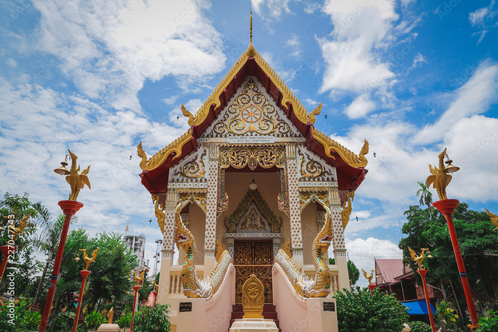 Fototapeta premium Buddha temple on blue skies background
