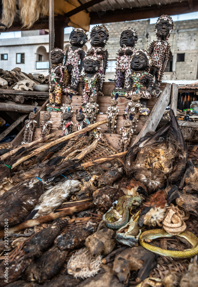 Φωτογραφία Voodoo objects to use in rituals for spells and Voodoo religion in Togo, West Africa