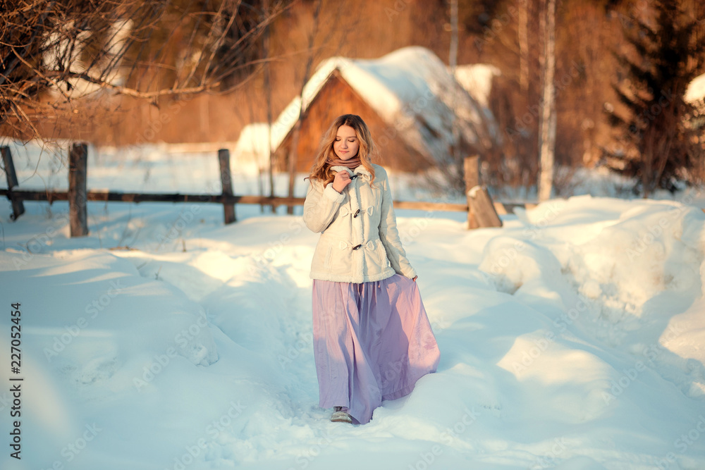 Фотосессия в деревне. Фотосессия в деревне зимой. Девочка зимой в деревне. Фотосессия в русском стиле зимой. Зимняя фотосессия.