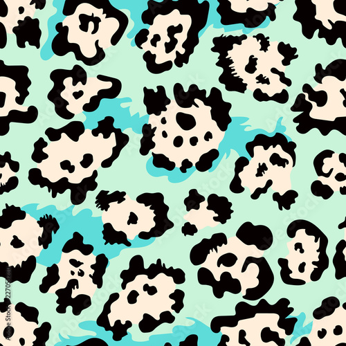 Seamless leopard fur pattern. Vector animal skin background.