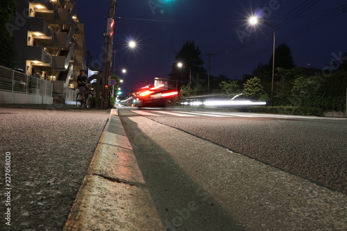 道路と車