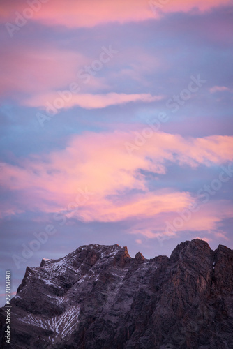 Gipfel der Zugspitze mit rosa Wolken am Himmel