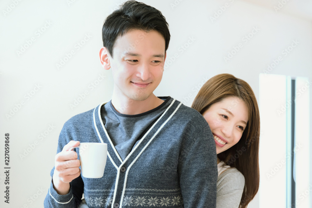 男性に後ろから抱きつく女性 Stock Photo | Adobe Stock