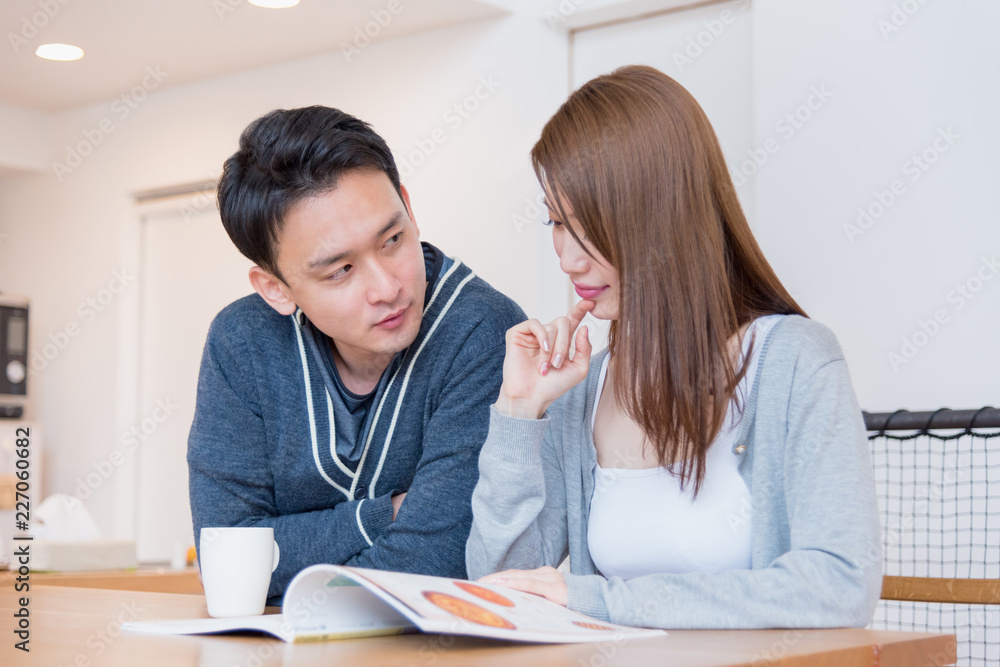 雑誌を見る夫婦 雑誌を見る夫婦