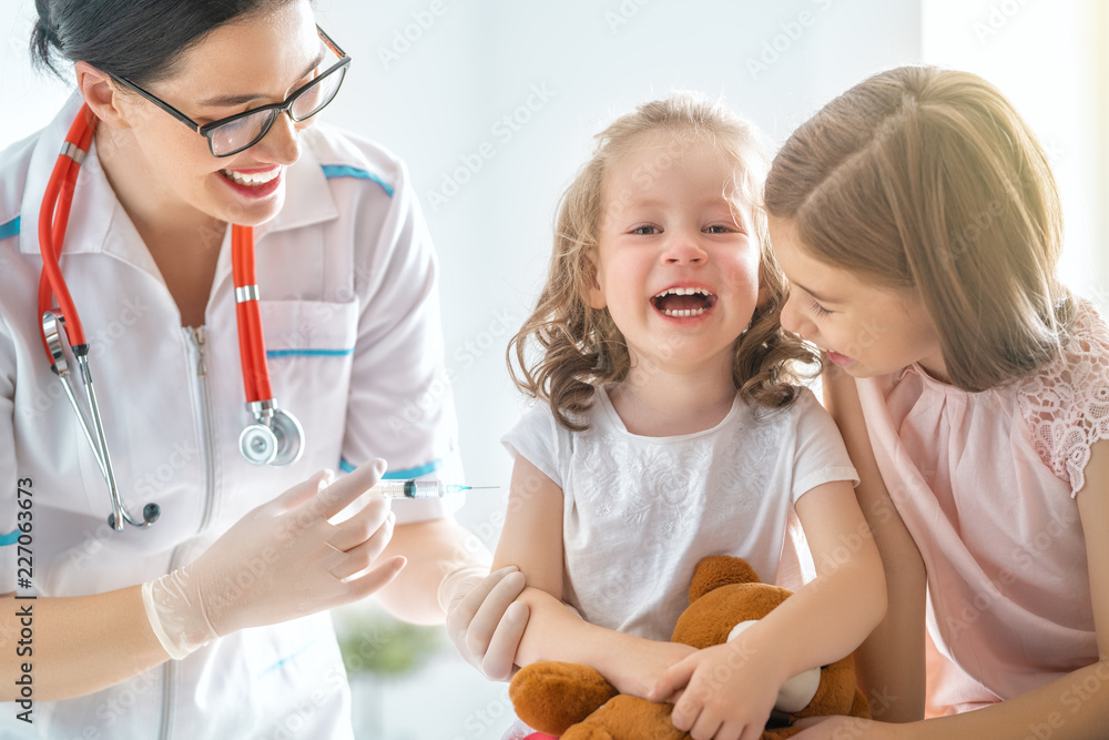 Obraz premium vaccination to a child