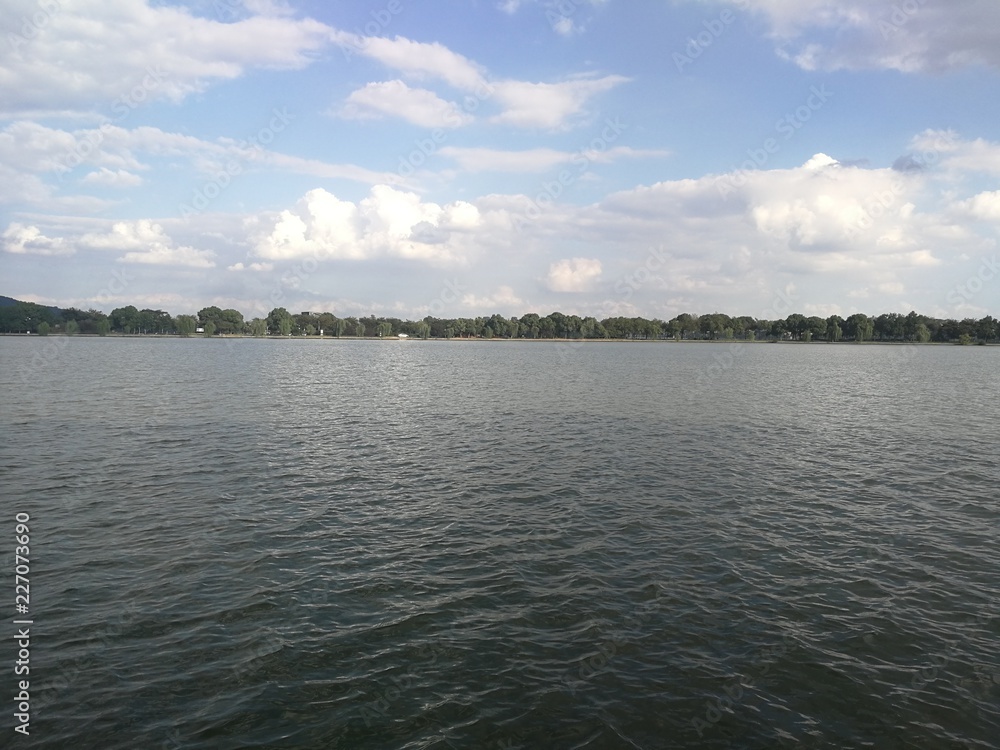 lago limpio verde