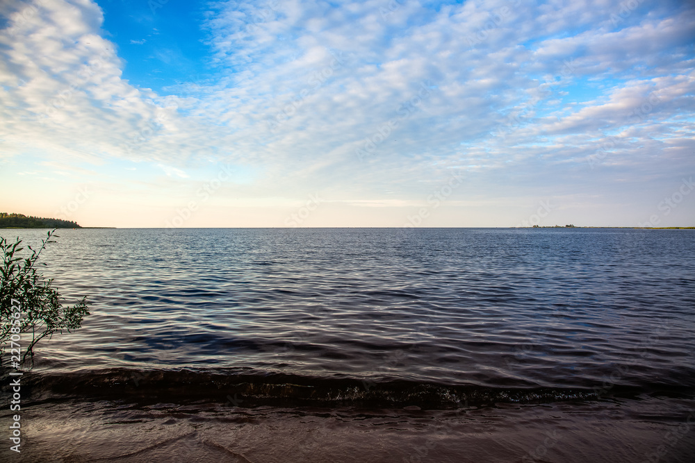 Obraz premium Lake in summer - blue water and sky