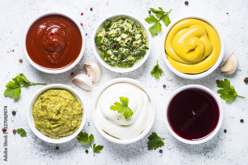Sauce set assortment - mayonnaise, mustard, ketchup and others o Sauce set assortment - mayonnaise, mustard, ketchup and others o