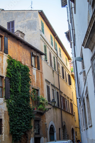 Rustic alleyway in Italy © Jazmine