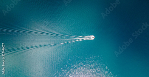 Widok z drona na łódź płynącą przez błękitne, czyste wody jeziora Tahoe w Kalifornii