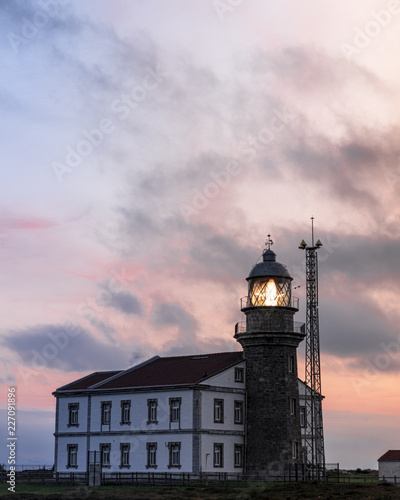 Faro al atardecer