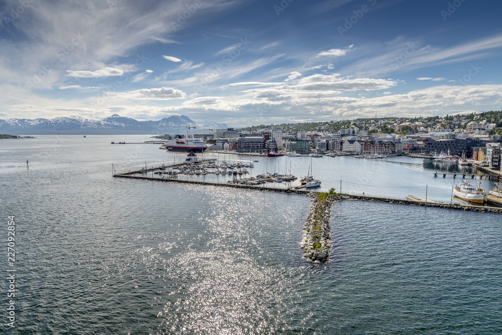 Blick auf den Hafen und die Anlegestelle der Hurtigruten in Tromsø, Norwegen